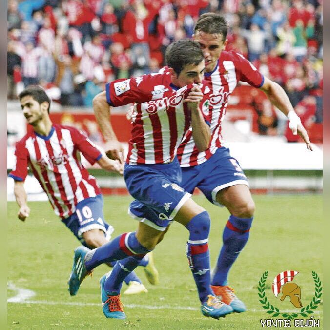 YouthGijon's tweet image. Un sportinguista solo baja la cabeza para besar el escudo 🔴⚪