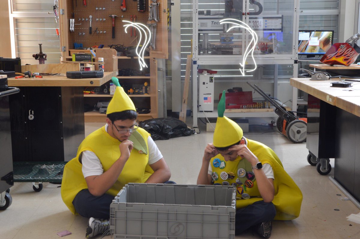 Teamlife3410's tweet photo. Our lemons where thinking hard as soon as they got the kit of parts! #omgrobots #fedexcontest #frc3410 https://t.co/MvGfPMqf06