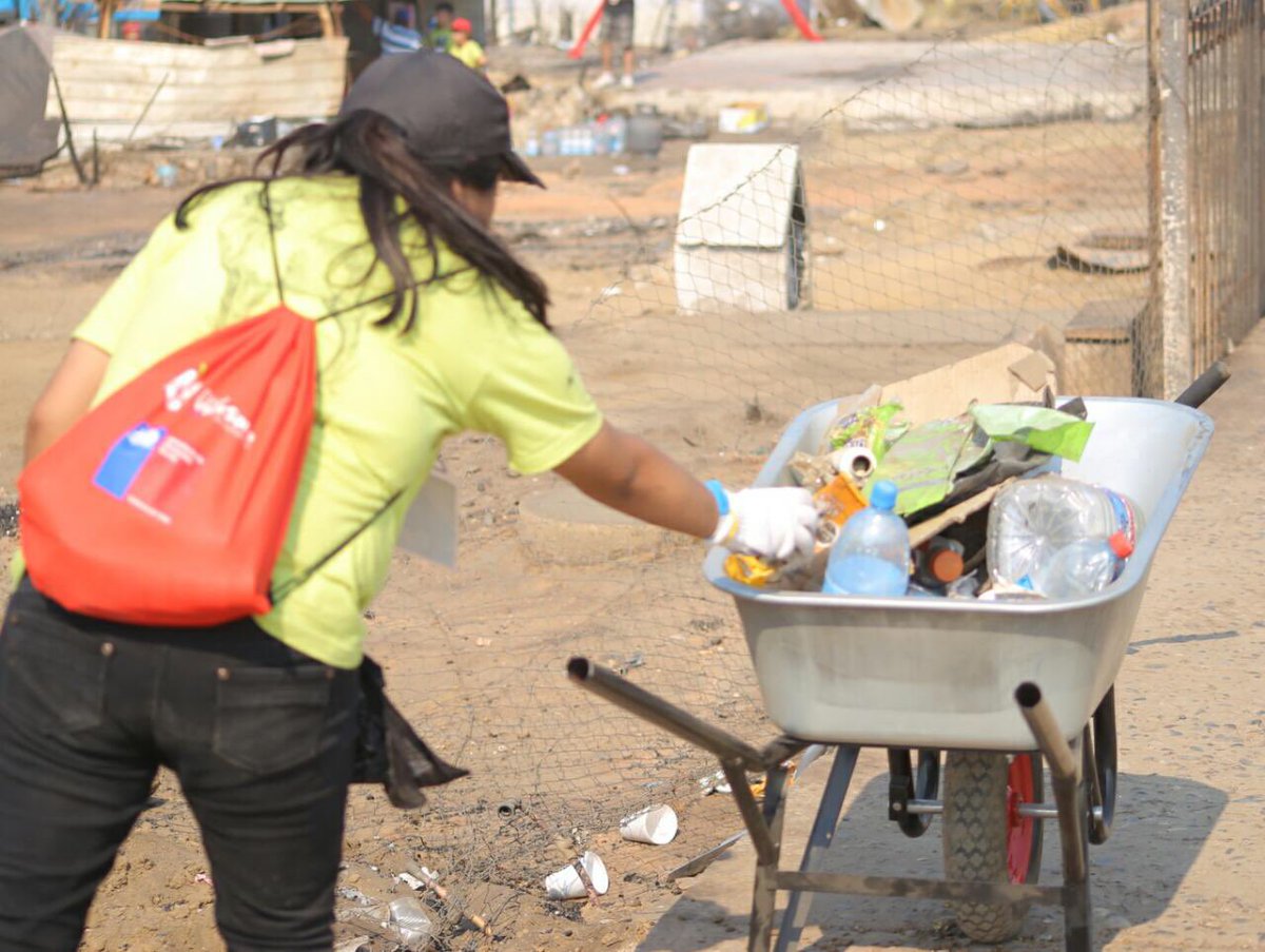 InjuvChile's tweet photo. La recolección de basura es fundamental en los trabajos voluntarios de #LosAromos #JóvenesXelSur #TodosxChile https://t.co/ly7ZPVP3pr