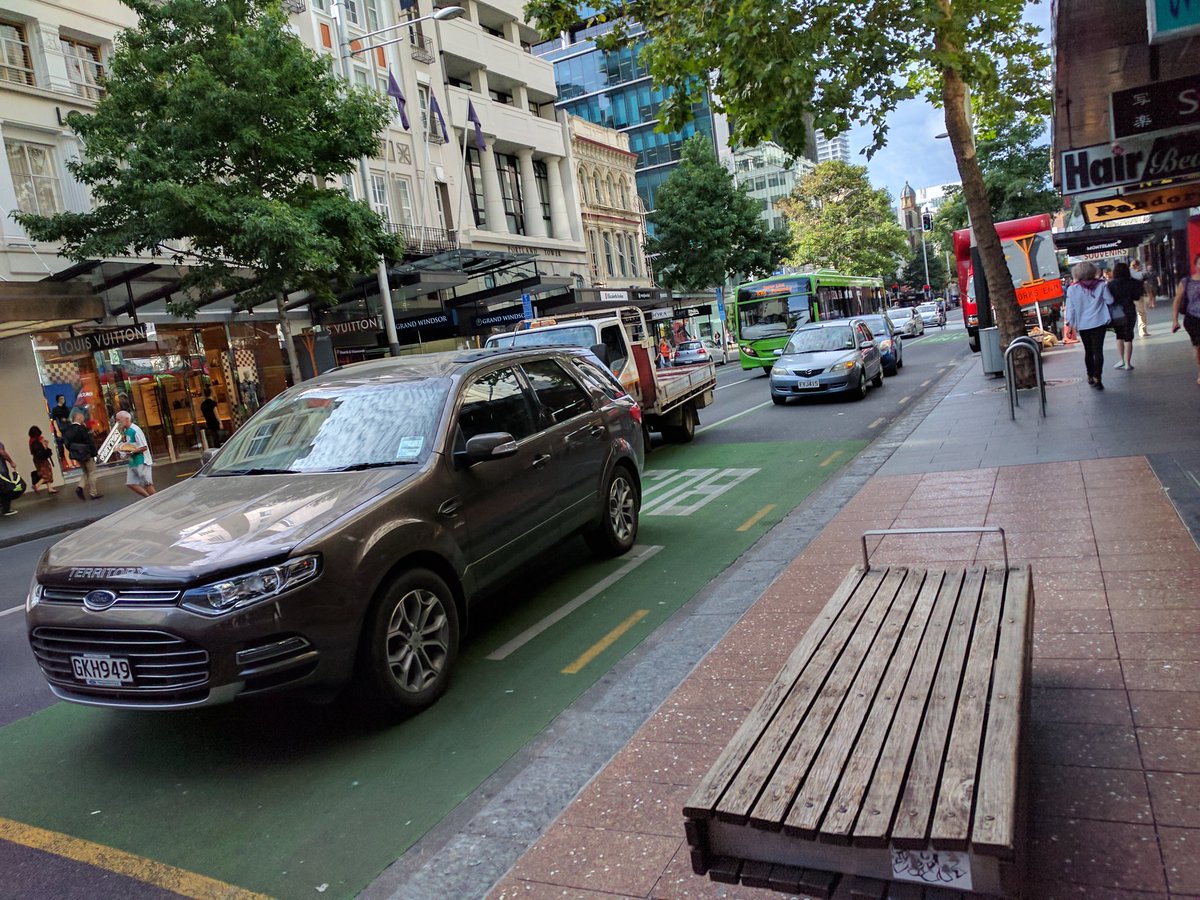 aw_nz's tweet photo. We need to come up with a better way to keep long queues of left turning motorists' cars out of bus lanes (and not just here) https://t.co/0KooYRGf8R