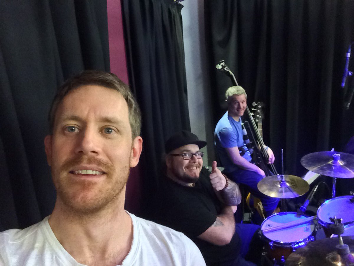 Allan and Guy- tonight's rhythm section🎸🎉