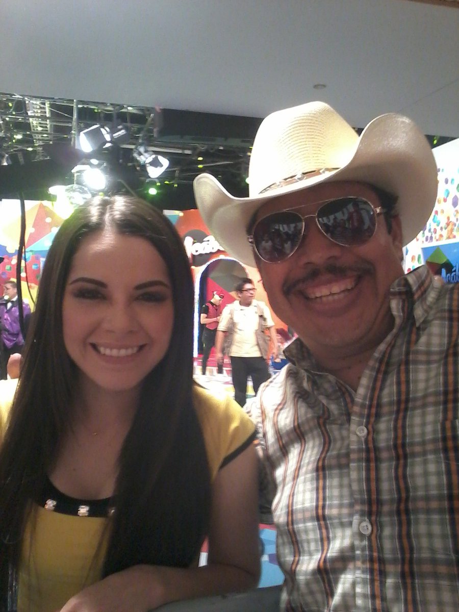 ELTIGREDLINARES's tweet photo. Con @ArelyTellez. La mujer mas Bonita del Mundo. https://t.co/4XKl5u5wXp