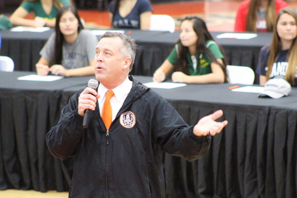 HBUHSD's tweet photo. To see more pictures from the @HBOilers athletic signing day ceremony, visit https://t.co/QpfJde5JWj 📸 #HBUHSD https://t.co/f78S0rkFQb
