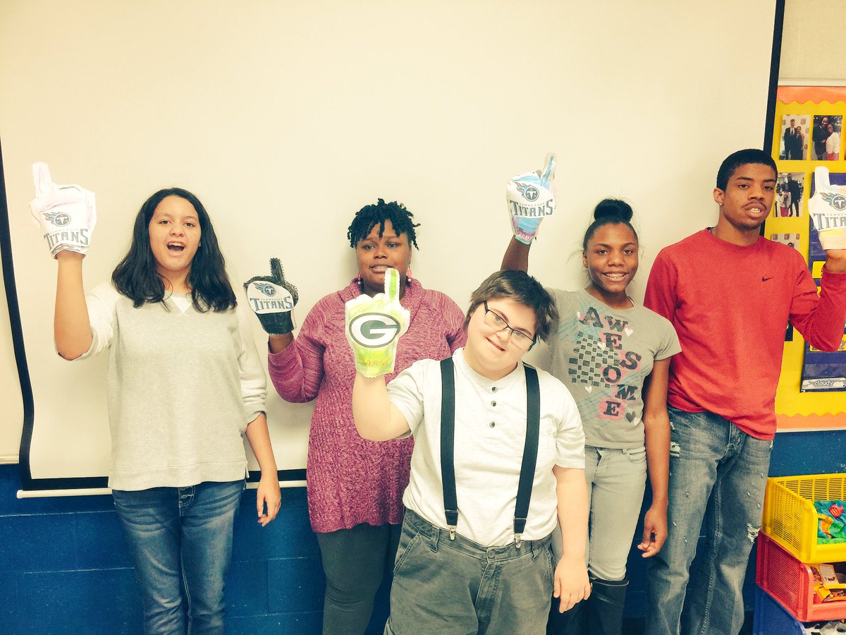 CarlaAdams61210's tweet photo. Reading about The Super Bowl so we made foam fingers! Lots of @Titans fans with 1 die hard @packers fan! @n2yinc @LHSintheNews #LHSSpEd https://t.co/jSSlY8omI2