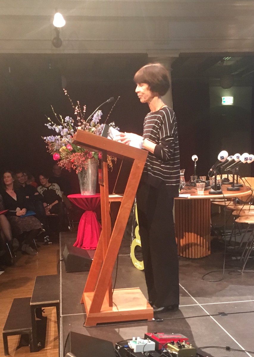 Eva Gerlach ontvangt de #Awater poëzieprijs met mok 🏆