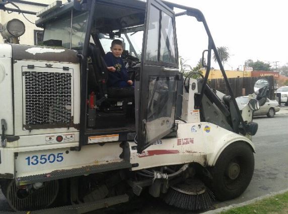 LBPublicWorks's tweet photo. Dimitri Crawford ensures LB residents (of all ages) are happy, even returning after routes to give kids a look at the sweeper #staffinaction https://t.co/M4QjUMHqzM
