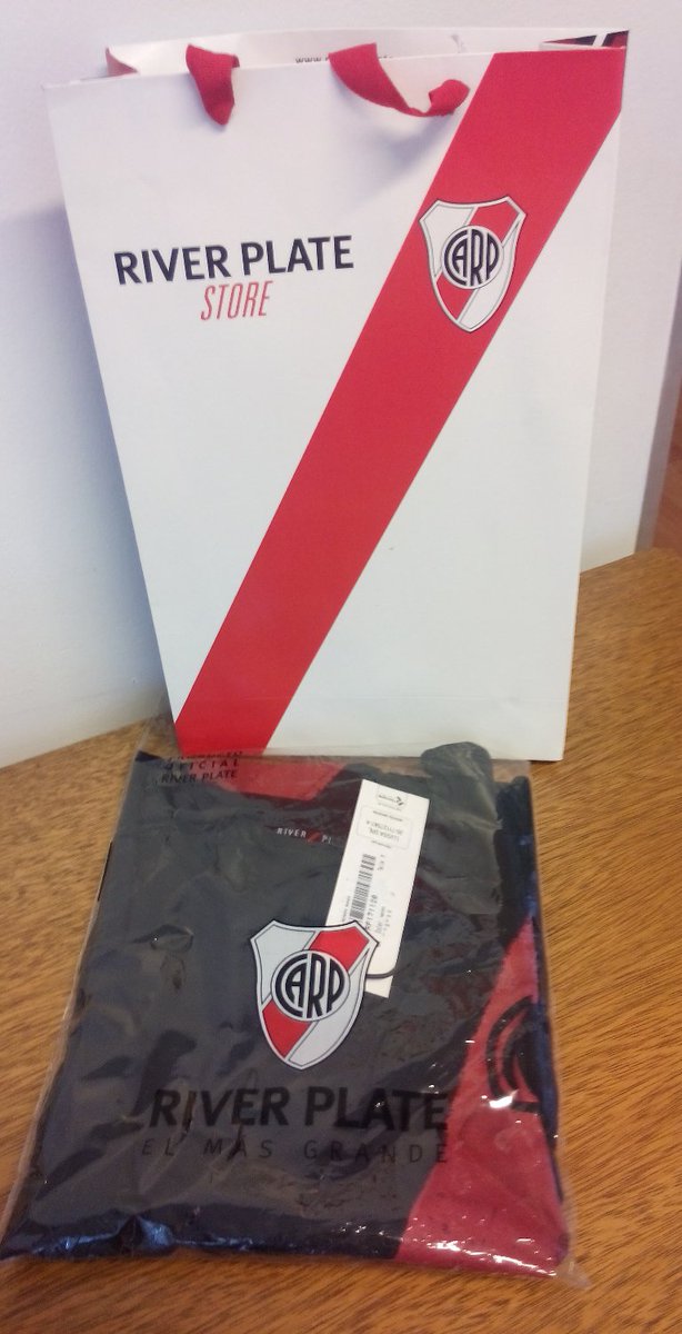 codigoriver's tweet photo. #RiverPlate El lunes sale ganador de la prenda @RiverPlateStore para participar tienen que SEGUIRNOS y hacer RT. #CodigoRiver https://t.co/ZUba3h3OVF