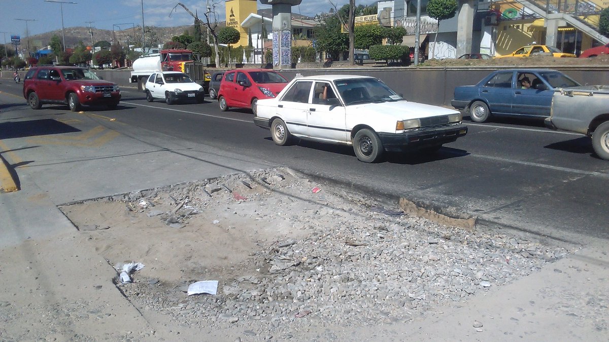 AIP_Oaxaca's tweet photo. Precaucion!
Tramo de carretera a la altura de la Pepsi #Oaxaca en pésimas condiciones https://t.co/8dgNWaQ3U6