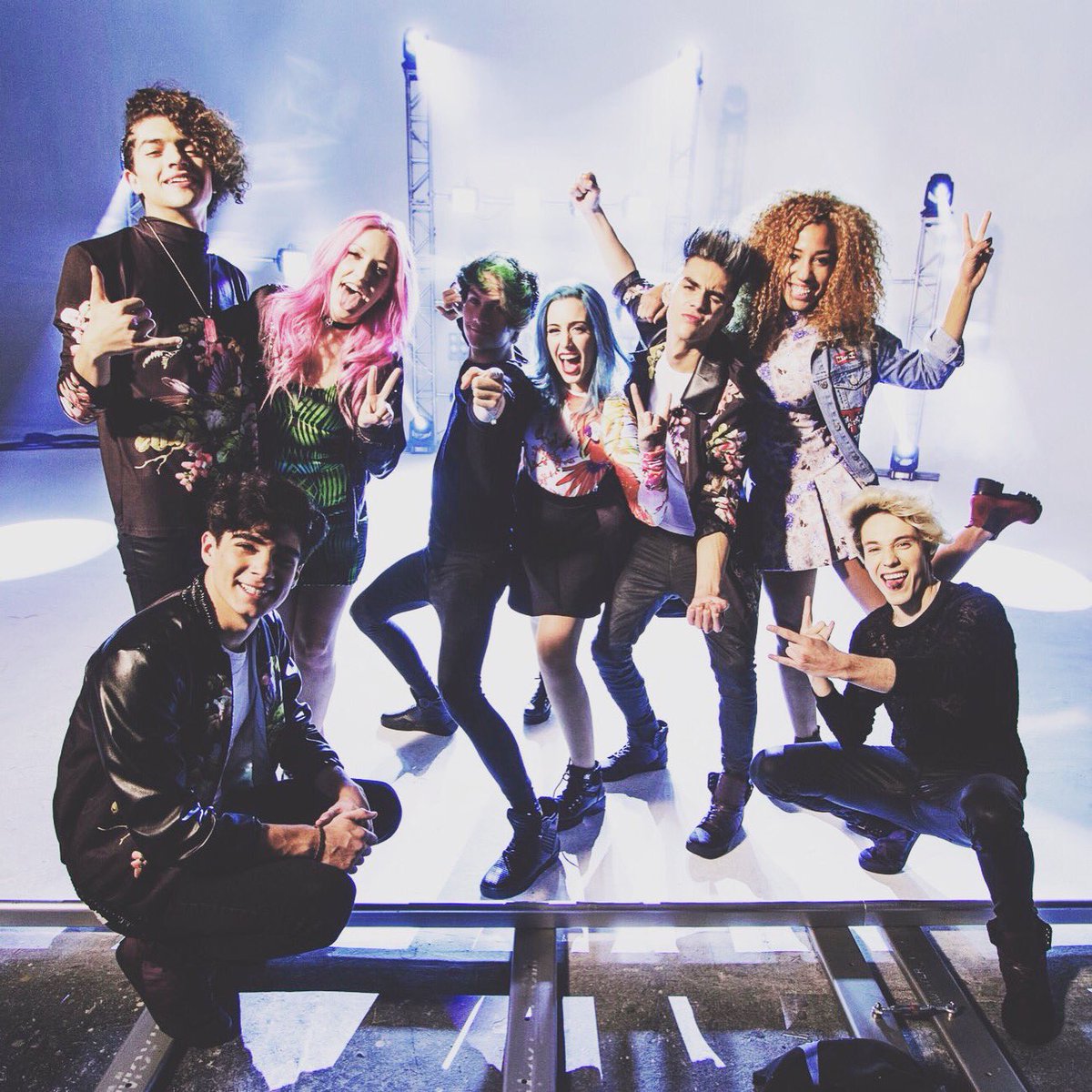 itsmeaiida09's tweet photo. El videoclip de @SweetCalifornia ft. @CD9 "Vuelves" va en camino de superar 5 millones de visitas 😱⬇

https://t.co/xiiM4BQnQN https://t.co/6CW4iN2uov
