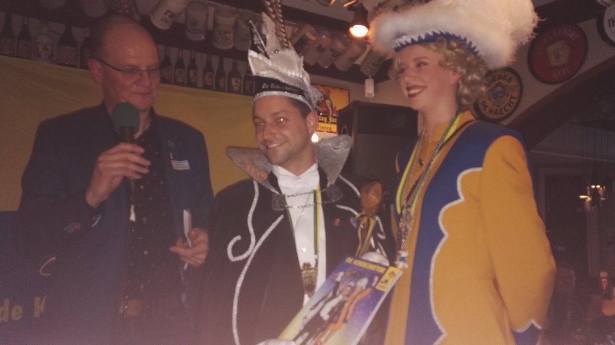 Prins Robbie d'n Örste en zien dansmarietje Irma ôntvange 't örste eksemplaar vân de ni-je karnavalskránt.