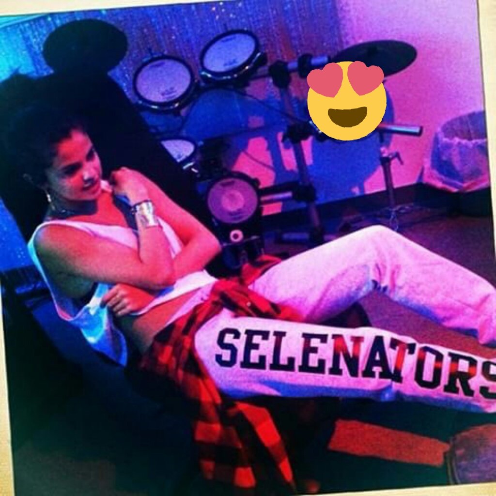 SelGomez_es's tweet photo. ¿Recordáis el dia que Sel subió estas fotos llevando un chándal por sus #Selenators? Hoy se cumplen 2 años 💜  #BestFanArmy #iHeartAwards https://t.co/VSdyVqmq7T