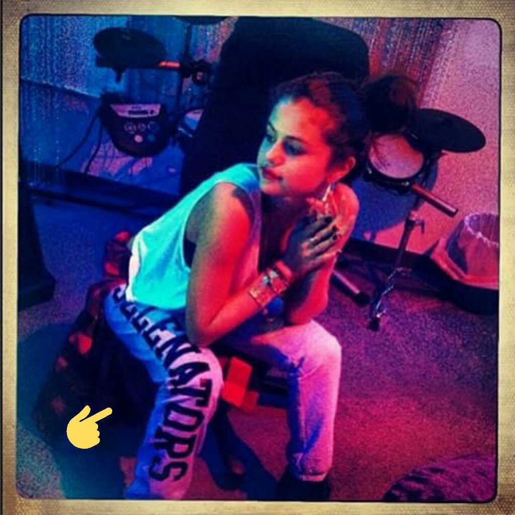 SelGomez_es's tweet photo. ¿Recordáis el dia que Sel subió estas fotos llevando un chándal por sus #Selenators? Hoy se cumplen 2 años 💜  #BestFanArmy #iHeartAwards https://t.co/VSdyVqmq7T