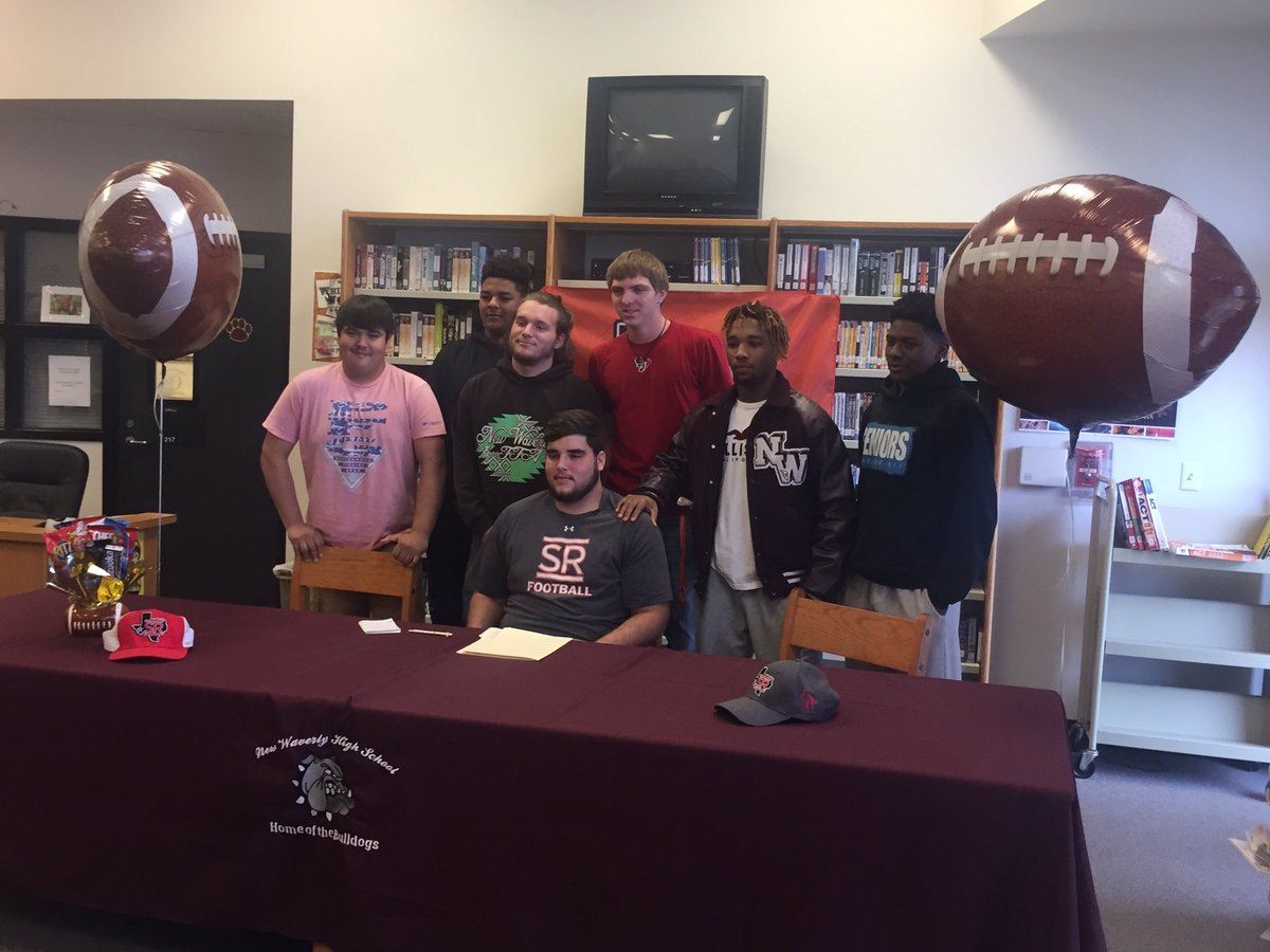 DaltonOsborn74's tweet photo. It's official 🏈🔥I'm a Sul Ross State Lobo. Truly blessed 🤘🏻#alpinebound #lobo @coach_card https://t.co/WiQdjNxJTU