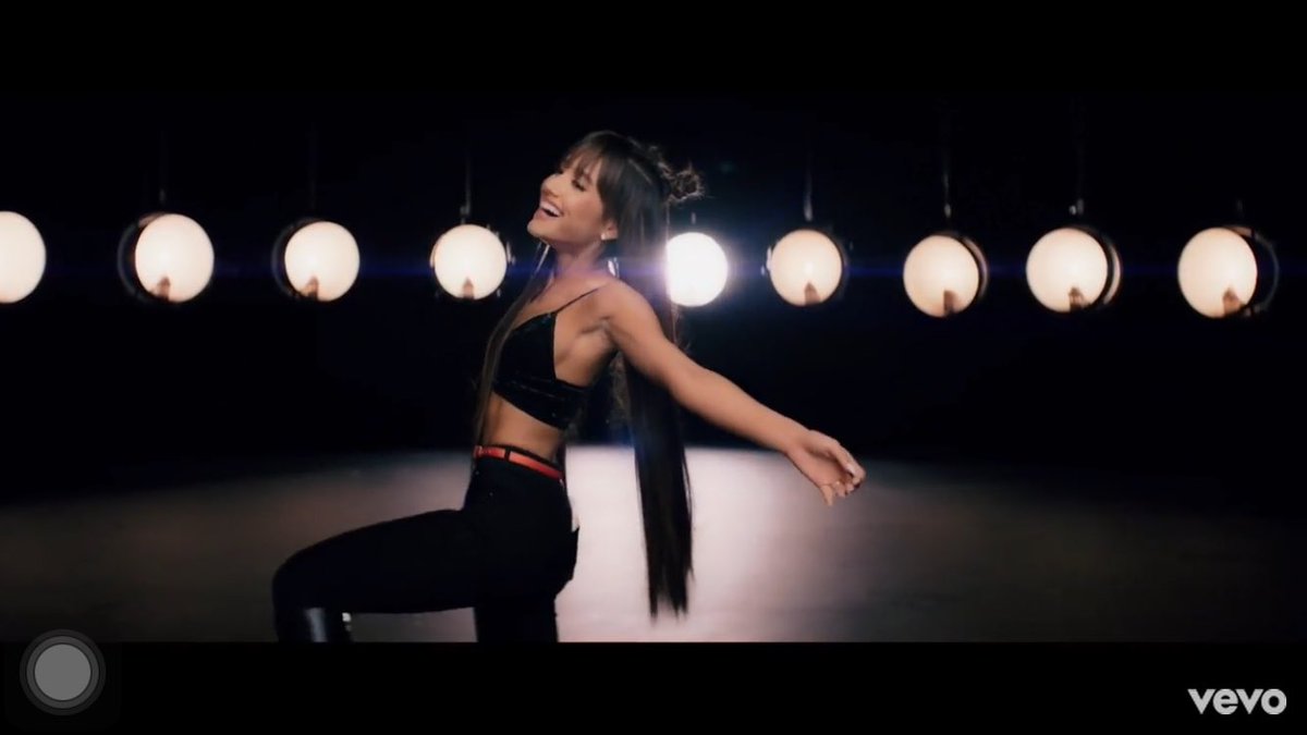 sofiasdfghjkI's tweet photo. GIRL IM INLOVE @ArianaGrande #everydaylyricvideo https://t.co/uK6RYXfrWb