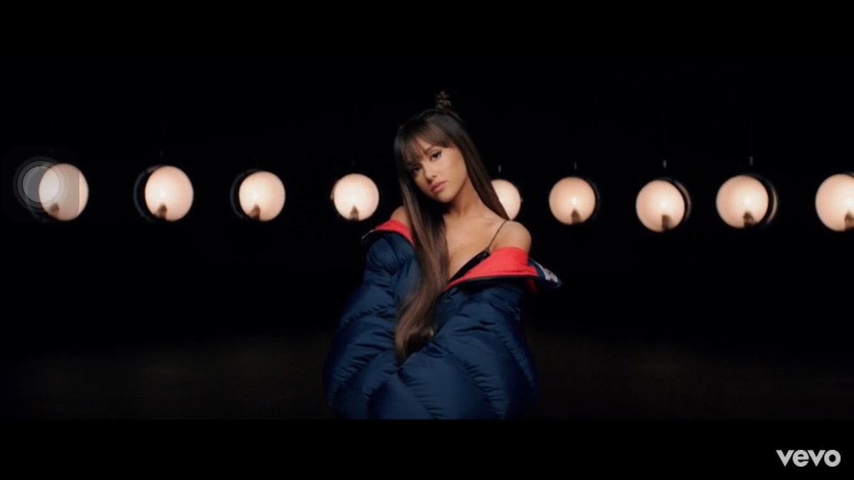 sofiasdfghjkI's tweet photo. GIRL IM INLOVE @ArianaGrande #everydaylyricvideo https://t.co/uK6RYXfrWb