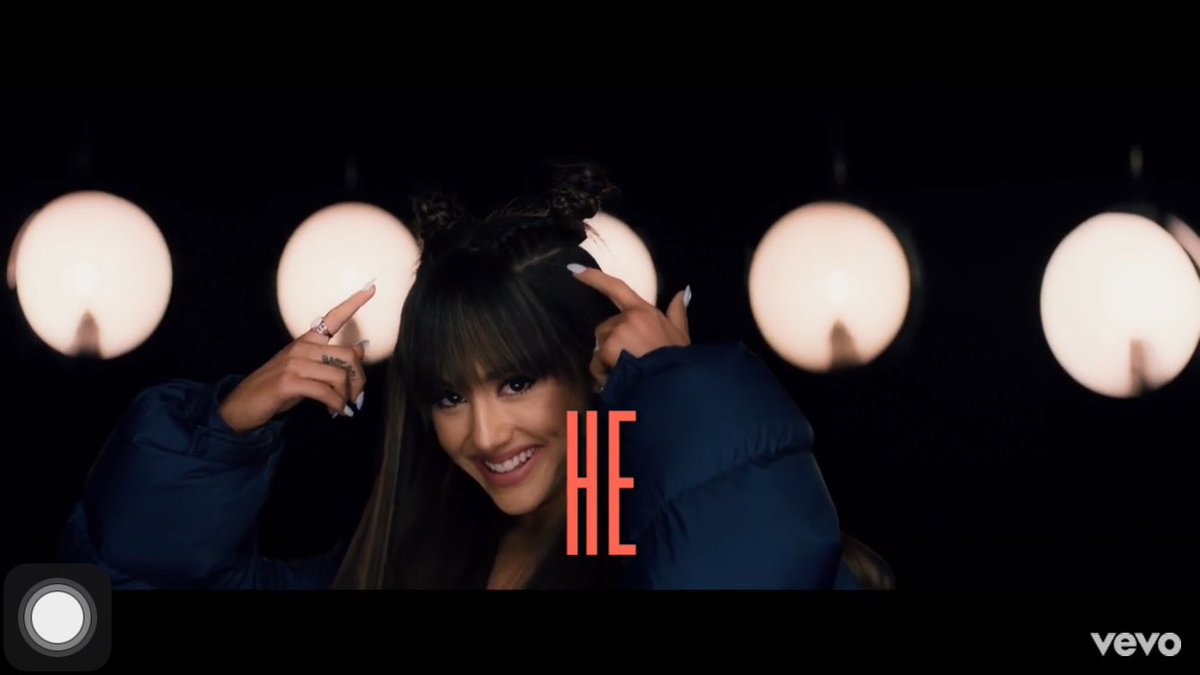 sofiasdfghjkI's tweet photo. GIRL IM INLOVE @ArianaGrande #everydaylyricvideo https://t.co/uK6RYXfrWb