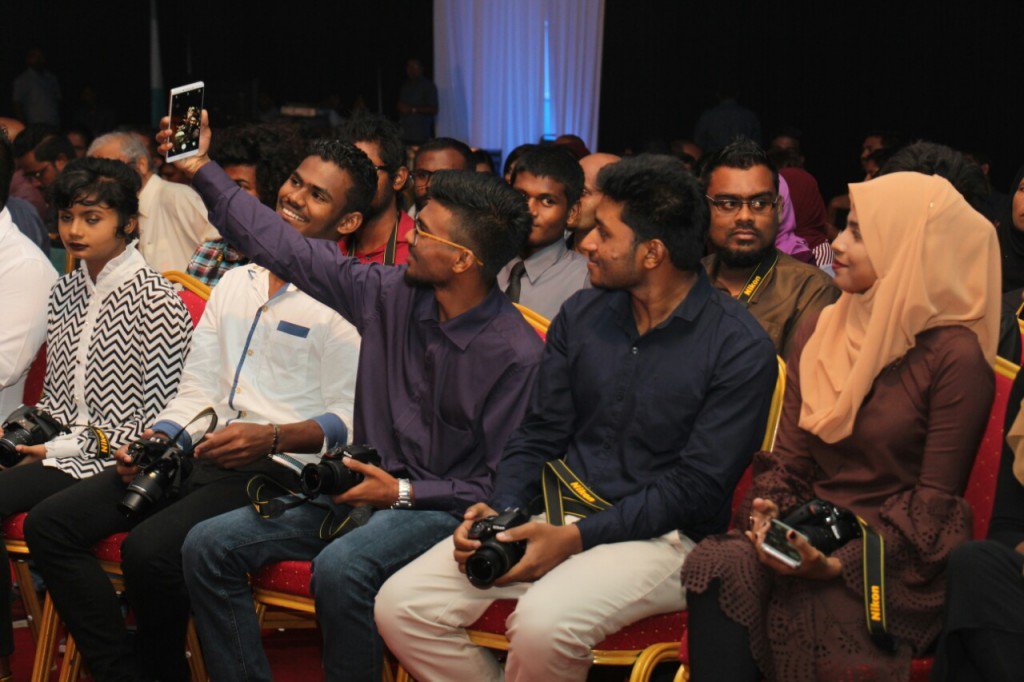 avasmv's tweet photo. Photography ah thamreenukuraa zuvaanun ah camera dheefi  https://t.co/LADT8sQJBI https://t.co/yALdZEPhse