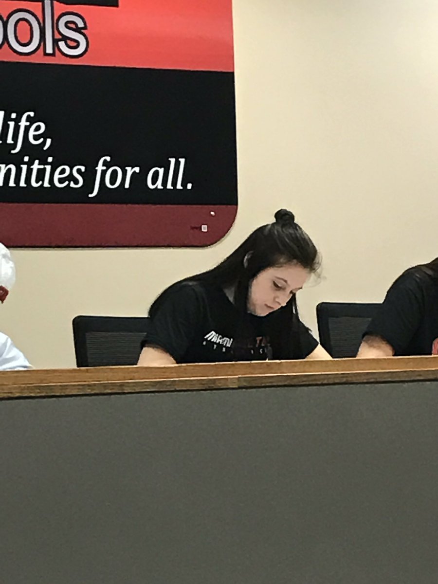 Lineshotvb's tweet photo. Congrats to Ellie of 18 purple for signing with Miami Hamilton today! Go Harriers! #hardworkpaysoff #signingday2017 #18purple #lineshotvb https://t.co/EOsH00K7m9