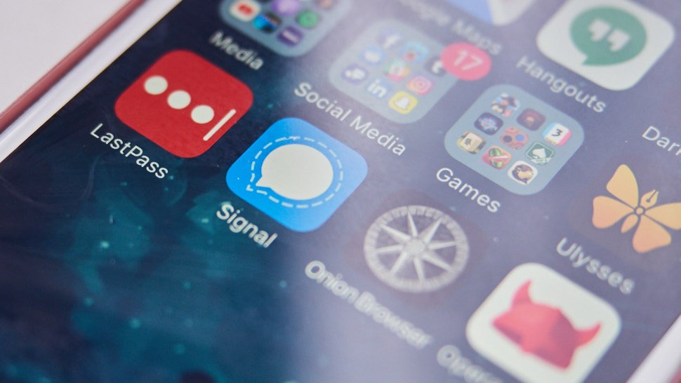 Gizmodo's tweet photo. These 6 apps let you browse your phone in peace https://t.co/Gn5pdL5WX4 https://t.co/5q97AWBTug