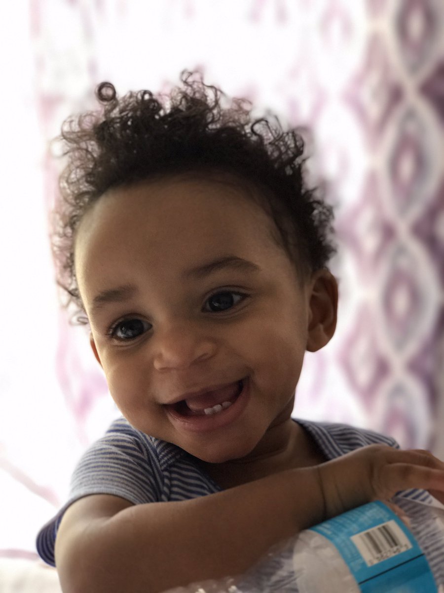 julenni7's tweet photo. She loves to play with water bottles and I love to take pictures of her 💖 #shewokeuplikethat #allthathair https://t.co/Mp3Z4KsiiX