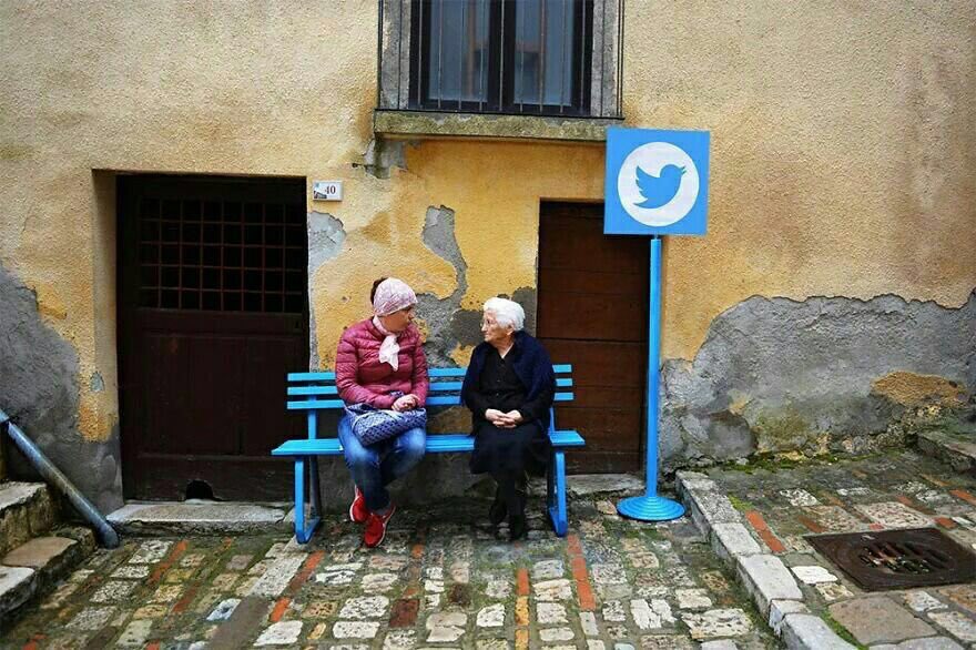 ana_sweth's tweet photo. #JaissleeeeeeeTo2030
#يااااايسله_حتى_2030
قرية سكانها 400 نسمة ولا يوجد فيها إنترنت ، لذا قرر فنان أن ينقل مواقع التواصل المشهورة الى الحياة الواقعية .. https://t.co/DZY8M8qVFP