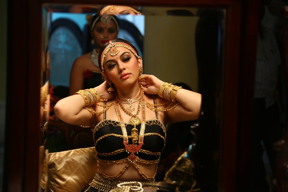 CineTimee's tweet photo. Good Night Wishes From #Hansika !
#Bogan ! #BoganFromTomorrow ! @ihansika ! https://t.co/pSoKmFq5rV