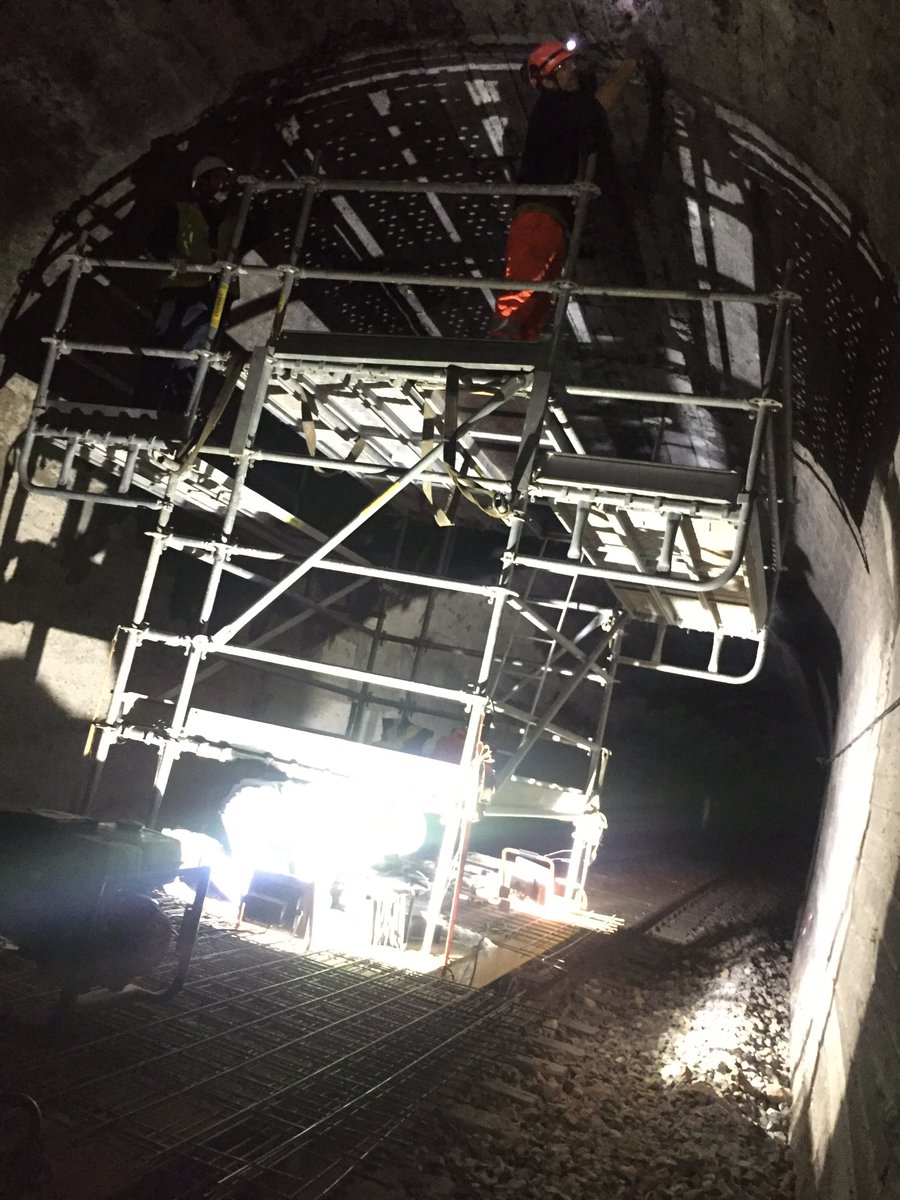 Perfo_Roca's tweet photo. Trabajos de reparación y mantenimiento túnel 6, linea Lleida-La Pobla #perforoca #maimaenginyers #obracivil #civilengineering https://t.co/oq3nJKAVTv