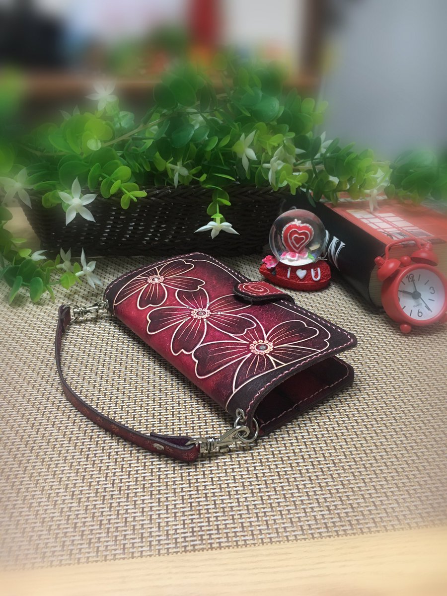 통가죽을 정성을 다해 만든 레드플라워 폰케이스, 라인이 살아있네요~ 한 카리스마 합니다 어디서든 시선집중~!