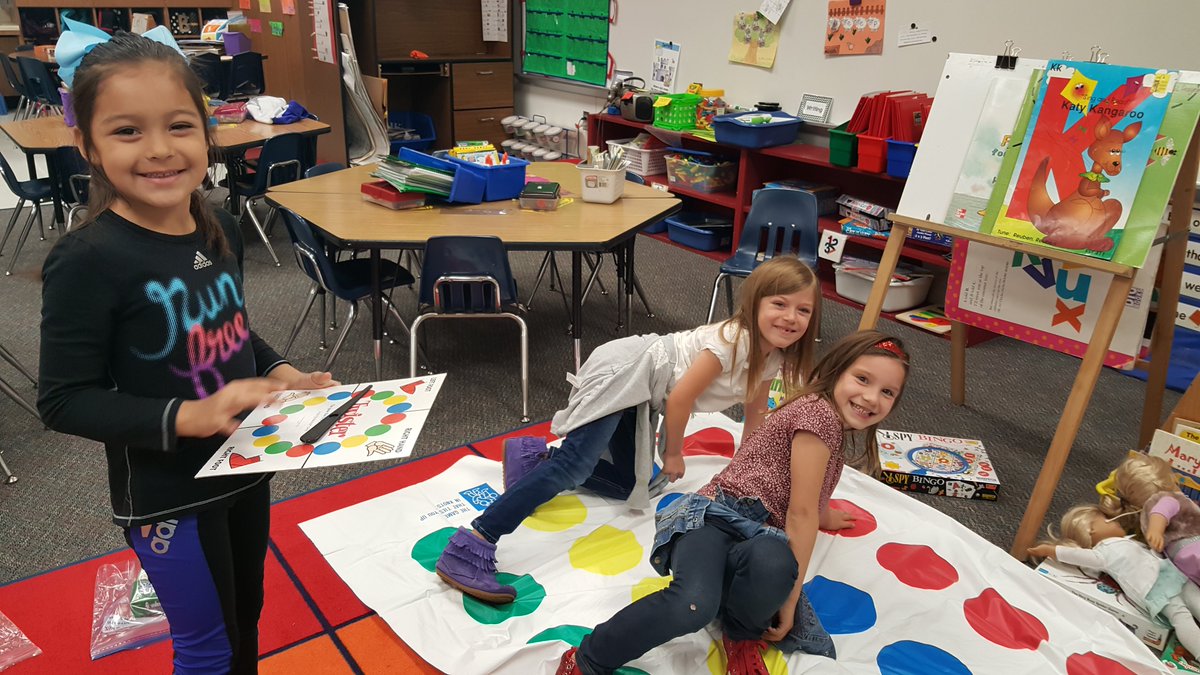 RobbinsRockinK's tweet photo. FUN AND GAMES! @lse_montgomery #gspd2017 #happyclassrooms #kinderlove #kidslovetheclassics https://t.co/vCJOBd3Gxs