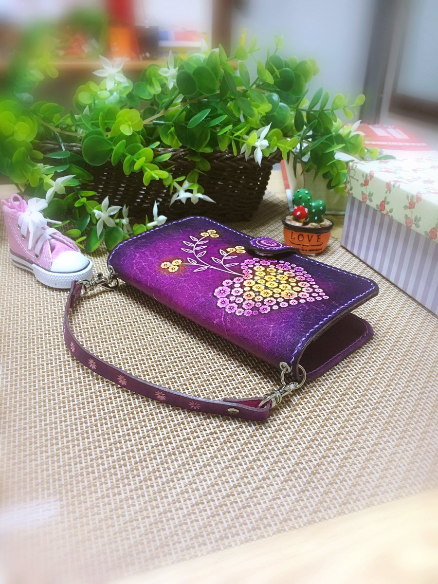 보라빛의 매력이 풍성한 가죽폰케이스 흔하지않은 아주 특별한 선물용으로 딱~! 감동은 기본입니다