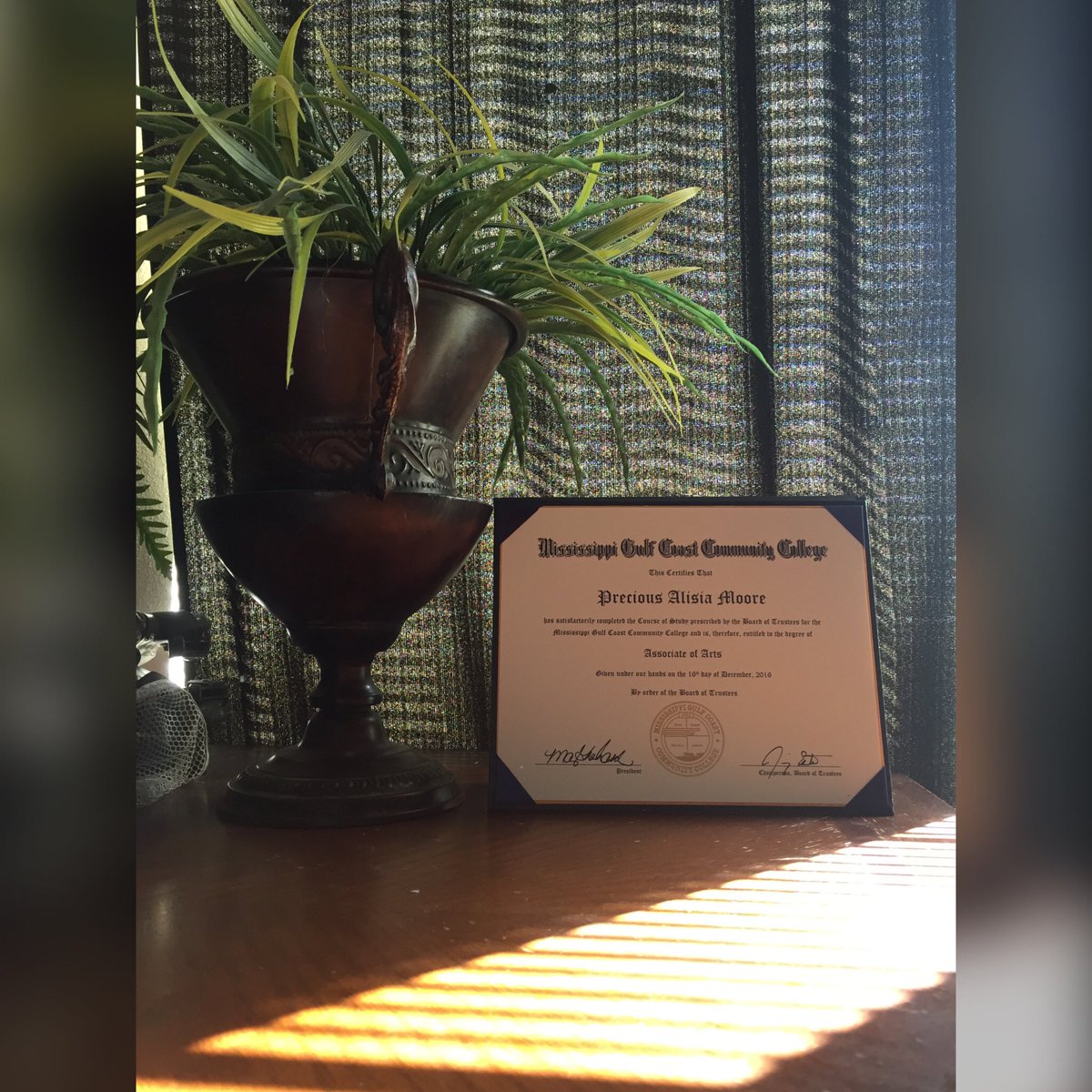 PeculiarP_14's tweet image. Guess who got her diploma?? 😜 She did THAT!!! 😌👌💕 Bachelors degree, I&apos;M COMING FOR YOU!!!
#AssociateOfArts 🎓 #BlackGirlMagic ✊🏾✨