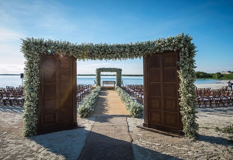 Your NIZUC oceanfront wedding is sure to be the most talked about event of the year.
#WeddingWednesday   Photo by <a href="/canteirowedding/">Canteiro Weddings</a>