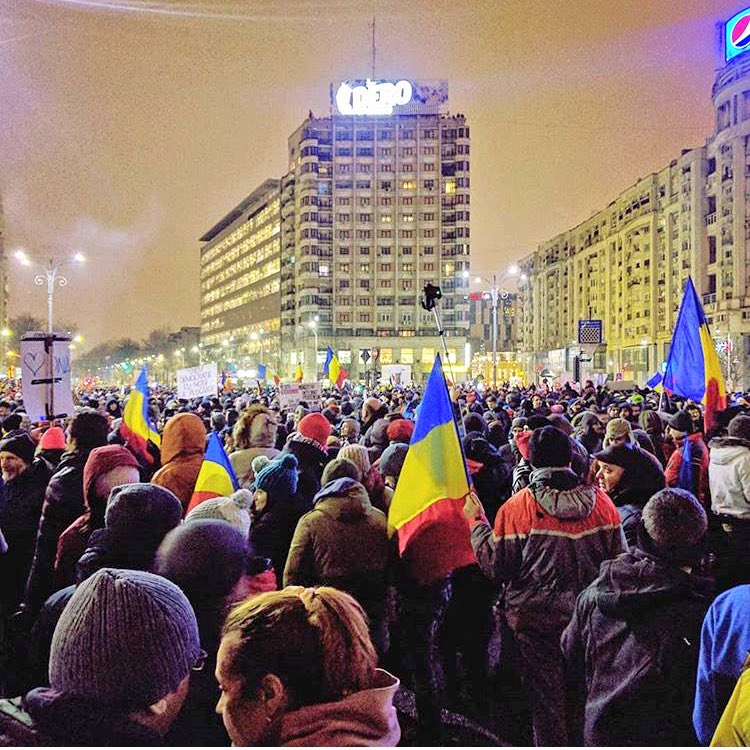 MandruRoman's tweet photo. Protest against corruption in #Romania https://t.co/9BPJXe8WTe