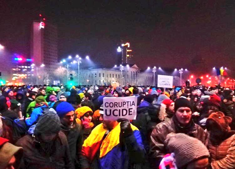 MandruRoman's tweet photo. Protest against corruption in #Romania https://t.co/9BPJXe8WTe