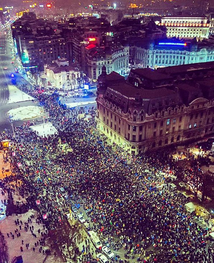 MandruRoman's tweet photo. Protest against corruption in #Romania https://t.co/9BPJXe8WTe