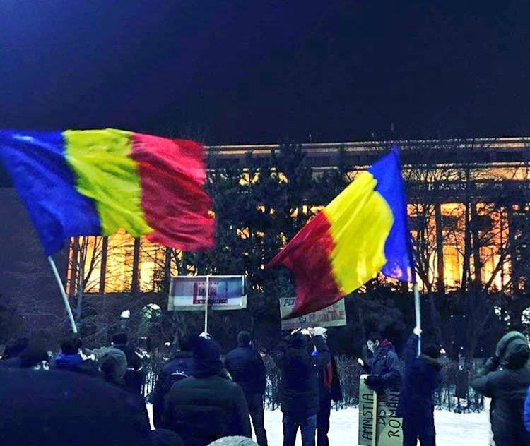 MandruRoman's tweet photo. Protest against corruption in #Romania https://t.co/9BPJXe8WTe