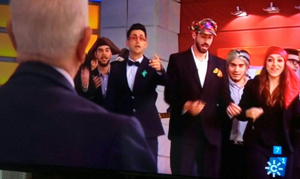 ComparsaDAlcosa's tweet photo. Gracias a la @LATARDE_RTVA por confiar en nosotros para ponerle carnaval a un momento tan especial.
¡Vivan los novios! https://t.co/7uhkvjafvp