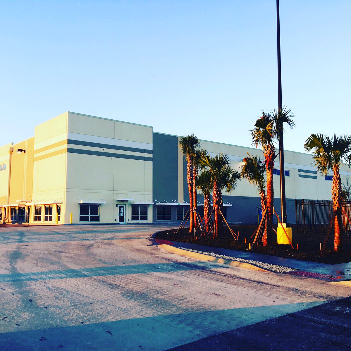 EZeeCommClean's tweet image. E-Zee Commercial Cleaning doing the new FedEx distribution center in St.Petersburg!