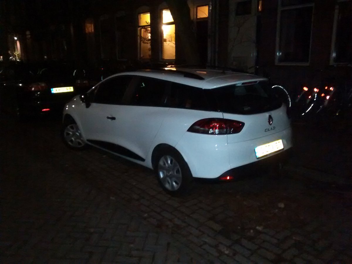 roflincopter's tweet photo. Zeg baas, hoe zit dat eigenlijk met die leaseauto. Ow iemand heeft er net eentje ingeleverd. Hoe klinkt een witte Renault Clio? Yesplx. https://t.co/6fDbtOToTH