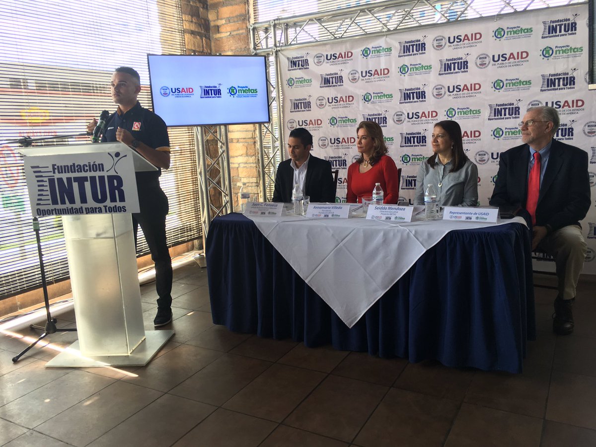 Representantes de <a href="/USAIDHonduras/">USAID Honduras</a>, #ProyectoMETAS y Fundación INTUR escuchan testimonios de jóvenes que obtuvieron empleo con Grupo INTUR.