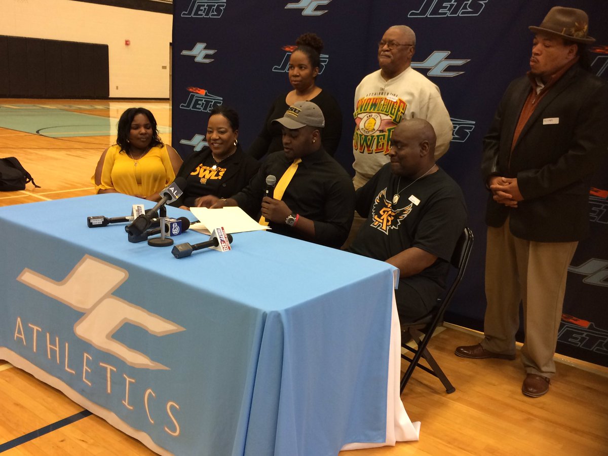 MoCarterFOX54's tweet photo. James Clemens standout Michael Sharpley signs with Kennesaw State 
@JCJetsFootball @rocketcitynow 
@kennesawstfb https://t.co/XkoqnukjLC