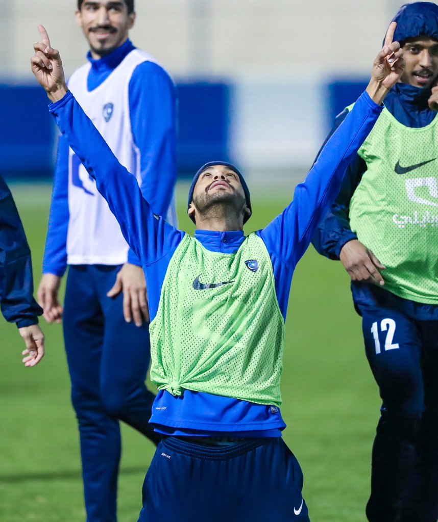 شرح المدير الفني لفريق #الهلال الأول لكرة القدم "رامون دياز" بمران اليوم، التكتيك الذي سينتهجه غدًا، فيما واصل نواف العابد برنامجه التأهيلي.