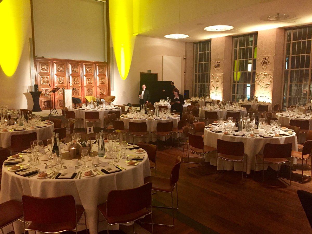 danielgavanews's tweet photo. All ready @RIBA for the #RoyalGoldMedal gala dinner for Paulo Mendes da Rocha featuring @ArperOfficial #Duna02 chairs on stage + #Loop sofa https://t.co/q3zCJ6KMT4