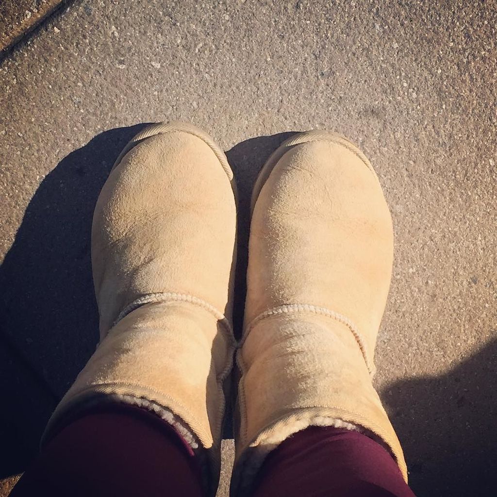 RealMomOfSFV's tweet photo. #ShoeSelfie after the #BarWorks class at #yogaworkstarzana! #UggBoots #MyDayInLA #Yogawork… https://t.co/f3EYjdzJCu https://t.co/nJTpxQpaxN