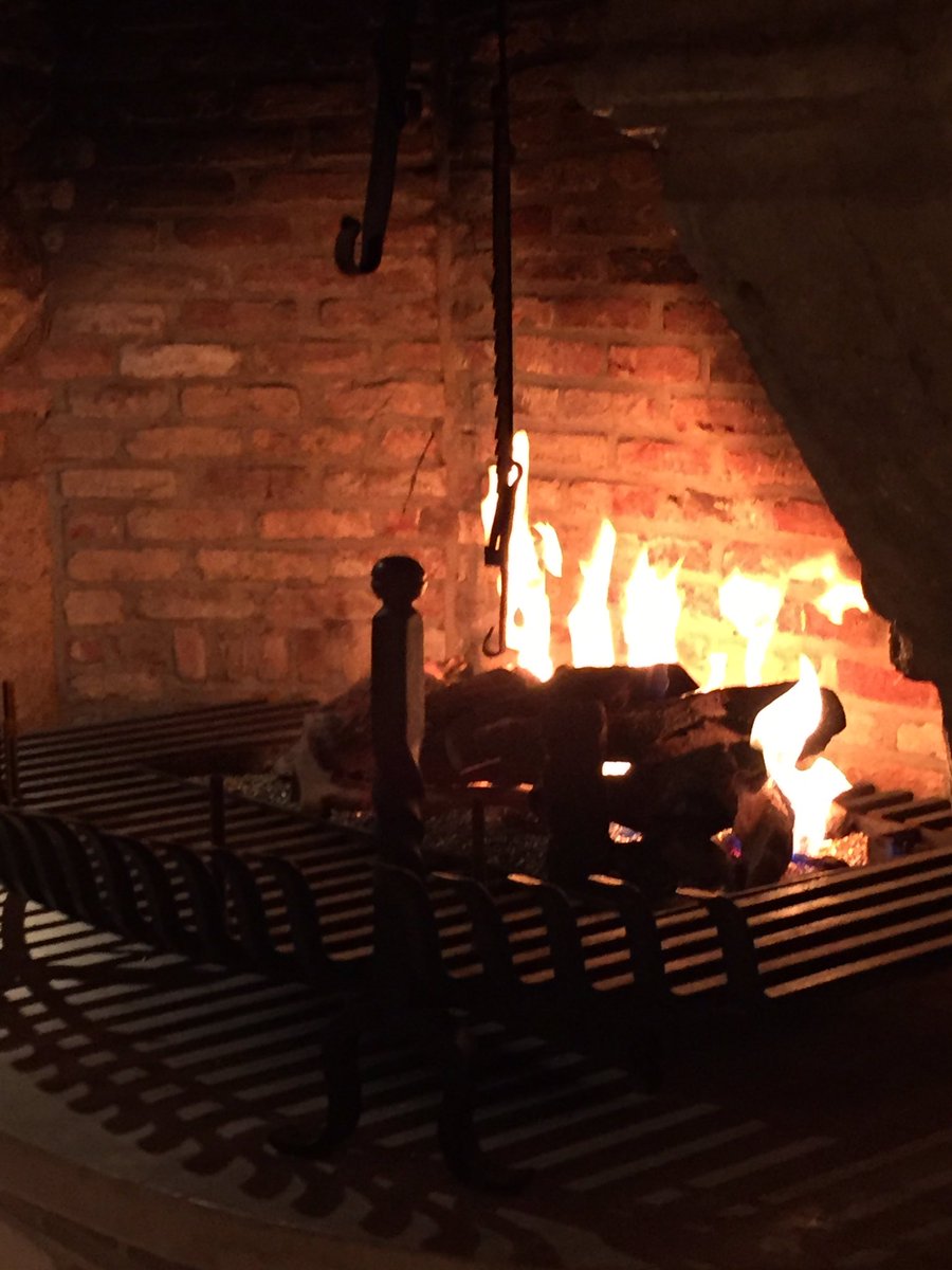 Dit wordt een feestelijke én gezellige versie van #blijfbijmij #Dam 71 #Kortrijk. 220 vrouwen, we zetten ons schrap.