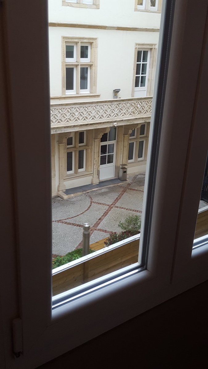 Lankfield's tweet photo. Hartje Luxemburg stad, eeuwig zonde van die mooie gebouwen dat hier plastic kozijnen in zitten. Is dit geen beschermd stadsgezicht? #dtv https://t.co/6koeTQe2l3