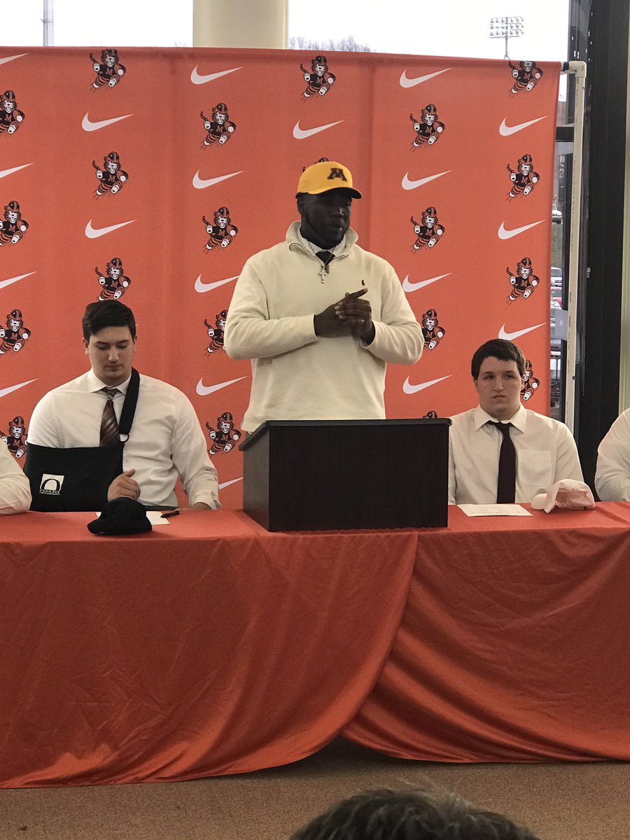 Go_Tigers2016's tweet photo. Congrats @MMrob75 for signing with @GopherFootball #TIG https://t.co/C66IFiifhm