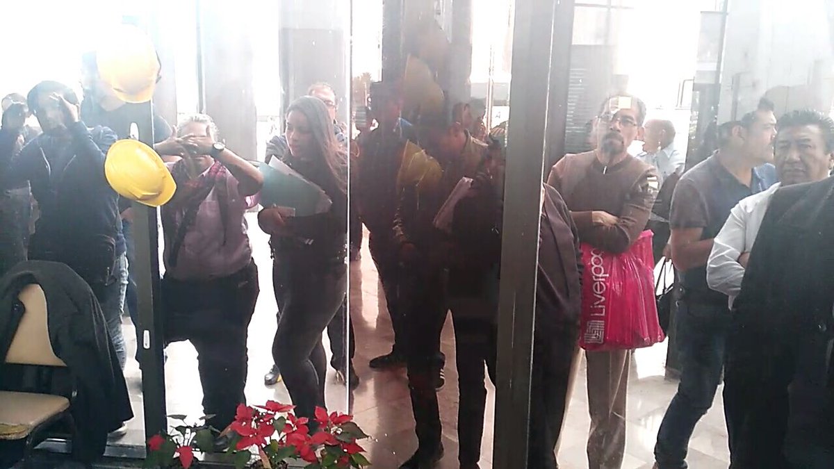 ALBERTOCRUZMTZ's tweet photo. Trabajadores del INBA solicitan la renuncia de malos funcionarios, entre ellos Ana Lorena Mendoza y su STAFF @mcristina_gc @El_Universal_Mx https://t.co/6GHeWM18N8