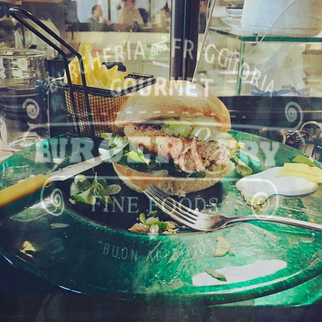 LucaBasiglini's tweet photo. Semplicemente Buono ! #Burger &amp; #Fry #Inimitabile #BuonAppetito @Burger&amp;Fry https://t.co/fQAifAj18l