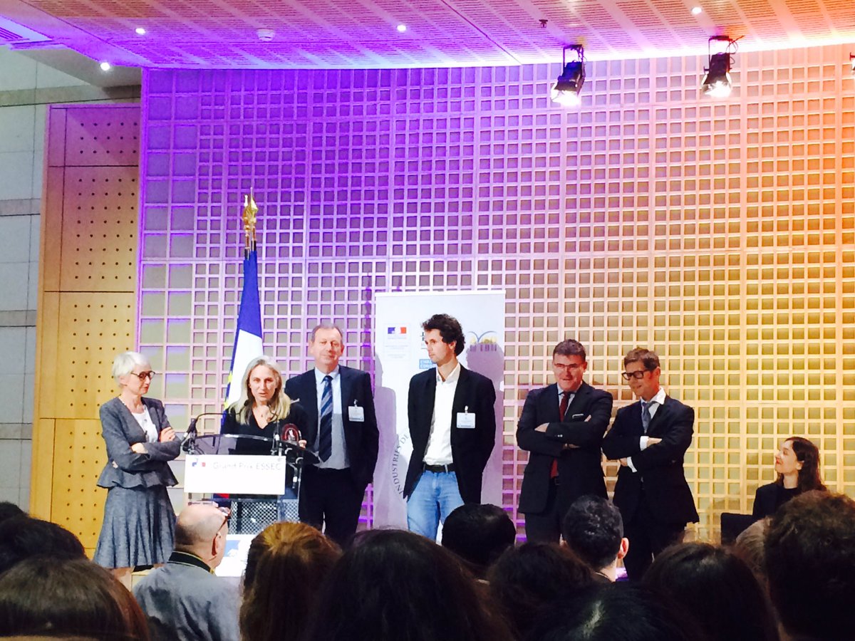 Gomez89Ana's tweet photo. @DanOnFrance gagnant du prix solidarité #GPrixRSE de @ESSEC_PGC à @_Bercy_ grâce à son programme d'insertion #LemonAide https://t.co/tEOA6y7GdA